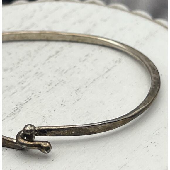 James Avery Sterling Silver Hammered Hook On Bangle Bracelet - Picture 4 of 6